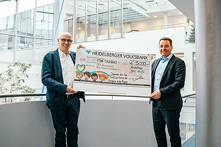DRK-Präsident Jürgen Wiesbeck und Felix Pöltl, Vorstand Heidelberger Volksbank bei der Spendenübergabe