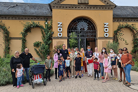 Gruppenbild: Geflüchtetet Familien vor dem Eingang des Heidelberger Zoos