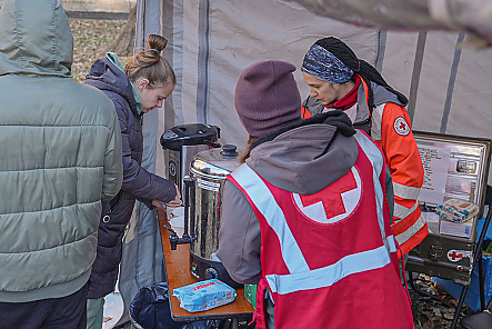 Menschen erhalten vom Roten Kreuz heiße Getränke; Foto. Ukrainisches Rotes Kreuz