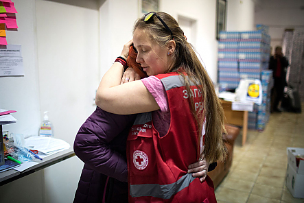  Freiwillige Helferin des Ukrainischen Roten Kreuzes in der Stadt Uschhorod im Westen der Ukraine tröstet eine Frau, die Hilfe in Anspruch genommen hat
