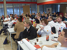 Teilnehmer der Veranstaltung an Tischen