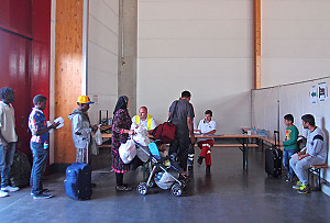 Flüchtlinge bei der Ankunft in der Halle