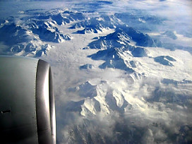 Blick auf verschneite Alpen aus dem Flugzeug heraus