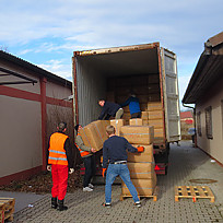 Männer laden Kartons aus einem LKW