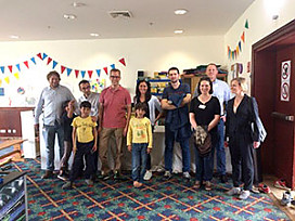 Gruppenbild mit Kindern und Mitgliedern des Rotary Clubs Heidelberg-Mannheim International