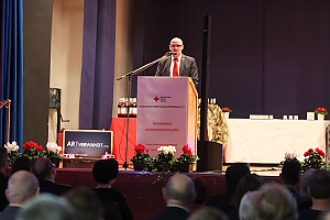  Jürgen Wiesbeck hält eine Rede am Rednerpult