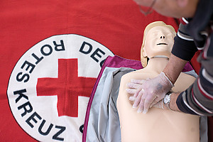 Senior bei der Herzmassage an einer Puppe