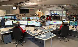 Mitarbeiter an den Computern in der Integrierten Leitstelle
