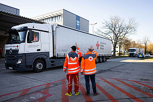 Verabschiedung der Lastwagen am Logistikzentrum des DRK in Schönefeld / Brandenburg
