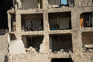 Nach einem Erdbeben sitzen zwei Jungen in der Ruine eines Hauses