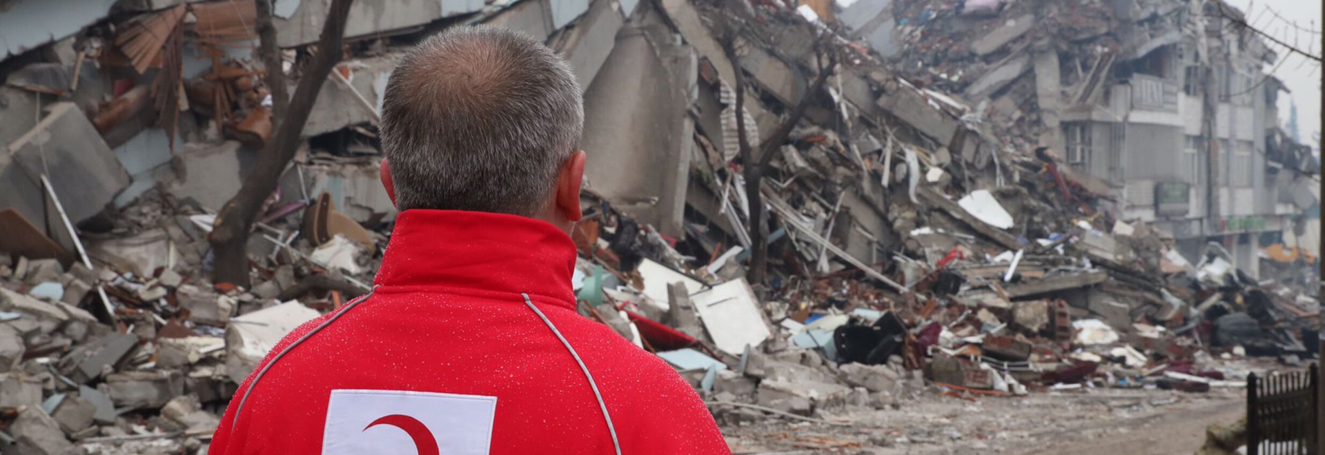 Hilfskräfte suchen nach Verletzten in den Trümmern nach dem Erdbeben