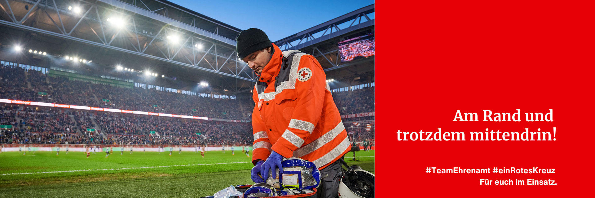 Sanitäter im Fußballstadion - Text: Am Rand und trotzdem mittendrin #TeamEhrenamt #einRotesKreuz Für euch im Einsatz.