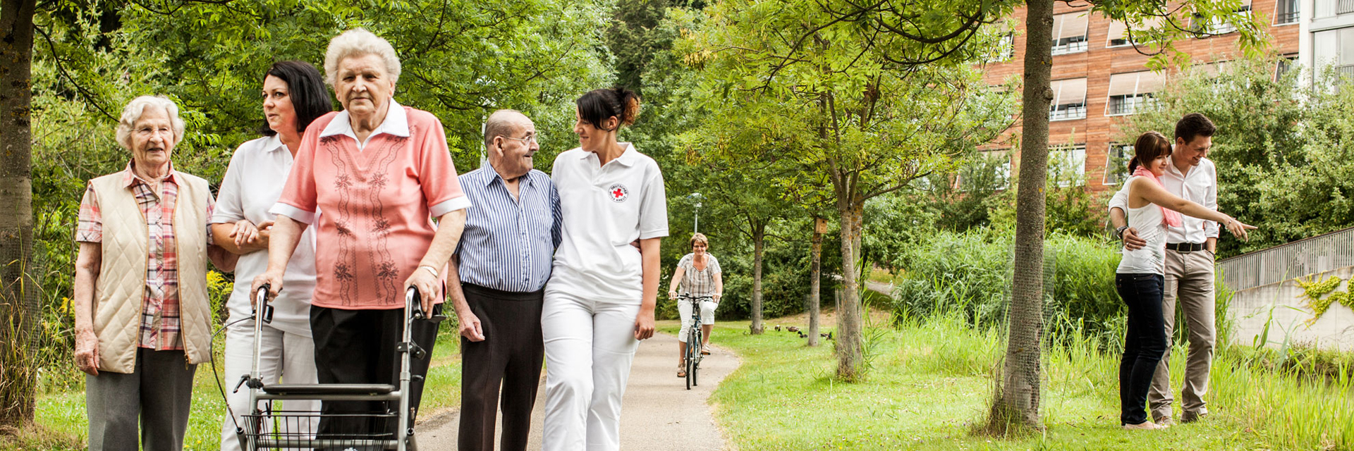 Senioren bei einem Spaziergang mit Betreuung