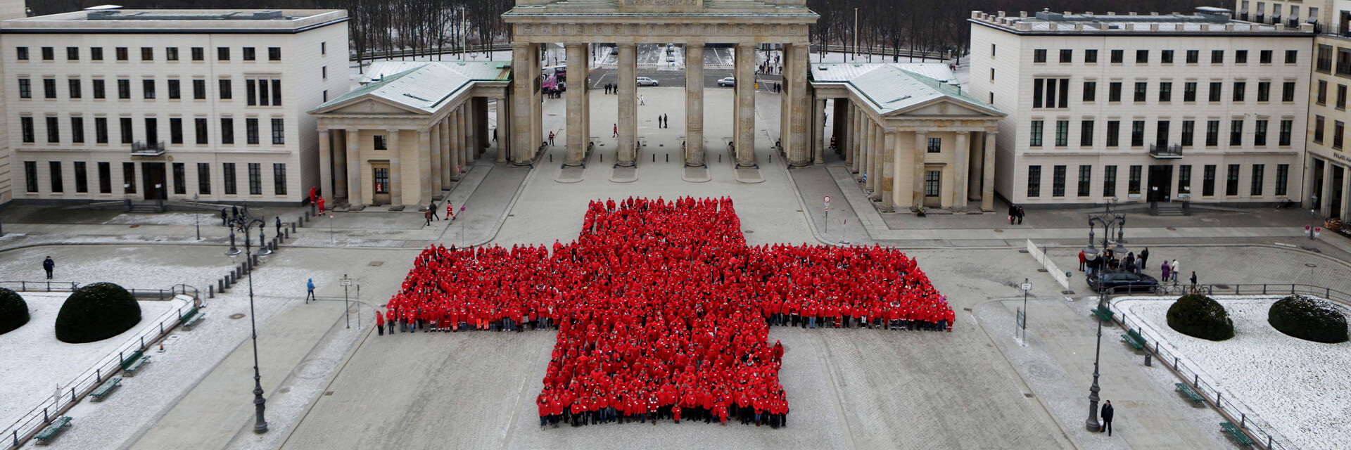 Rotes Kreuz aus Menschen vor dem Brandenburger Tor