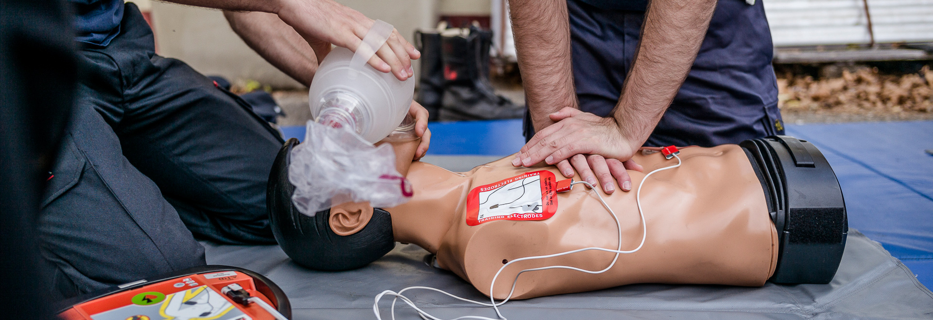 Demonstration einer Herzmassage an einer Puppe