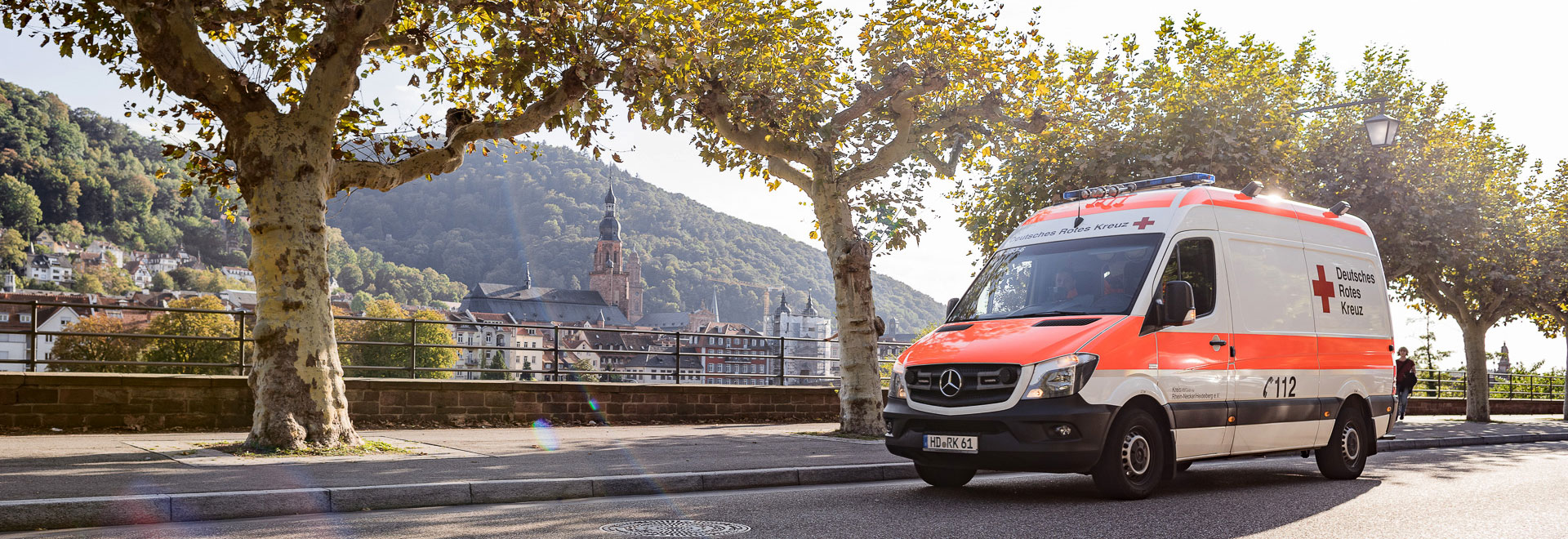 Ein DRK Rettungswagen auf einer Straße in Heidelberg
