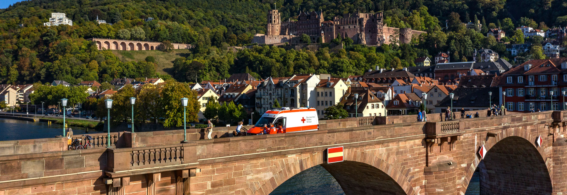 Rettungsfahrzeug auf der Brücke unterhalb des Heidelberger Schlosses