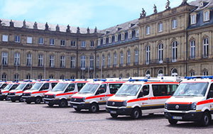Neue DRK-Rettungsfahrzeuge vor dem Neuen Schloss in Stuttgart