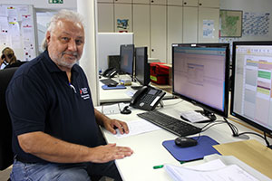 Jürgen Hartwig am Arbeitsplatz mit Computer