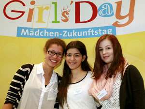 Drei Mädchen vor einem Plakat GirlsDay Mädchen-Zukunftstag