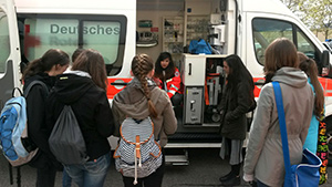 Mädchengruppe besichtigt einen Rettungswagen