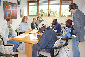 Studierende beraten Flüchtlinge aus Gambia