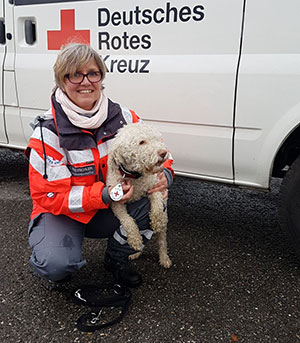 Georgina und ihr Rettungshund Linus vor einem DRK-Rettungswagen