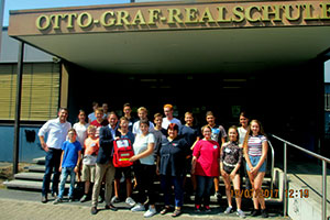 SSD-Gruppe vor dem Eingang der Otto-Graf-Realschule