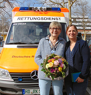 Kreisgeschäftsführerin Caroline Greiner mit Anita Ahadzadeh vor einem Rettungswagen