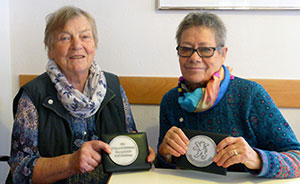 Maria Reichenbach und Christine Comtesse mit ihrer Bürgermedaille