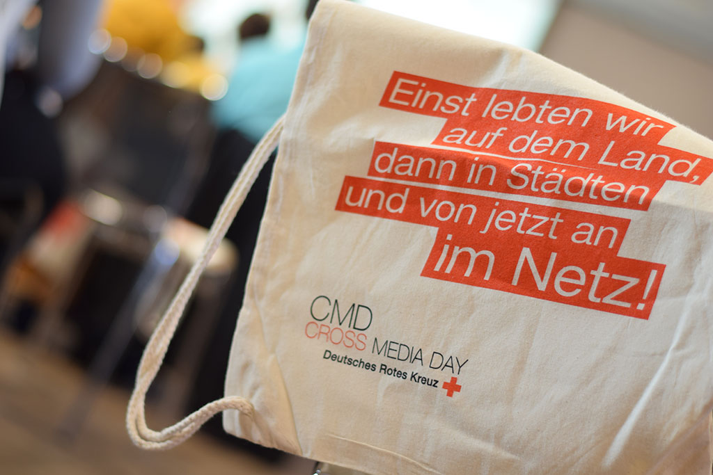 Stofftasche mit Beschriftung: Einst lebten wir auf dem Land, dann in Städten und von jetzt an im Netz.