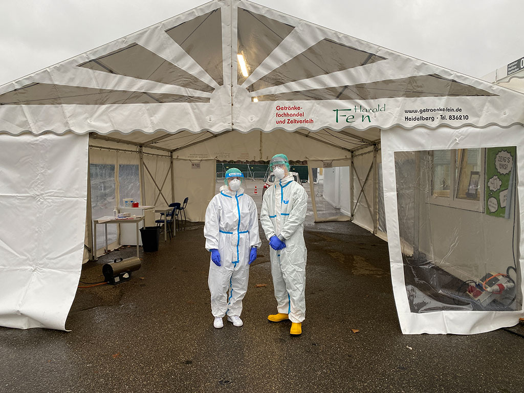 Zwei DRK-Mitarbeiter vor dem Zelt der Teststation