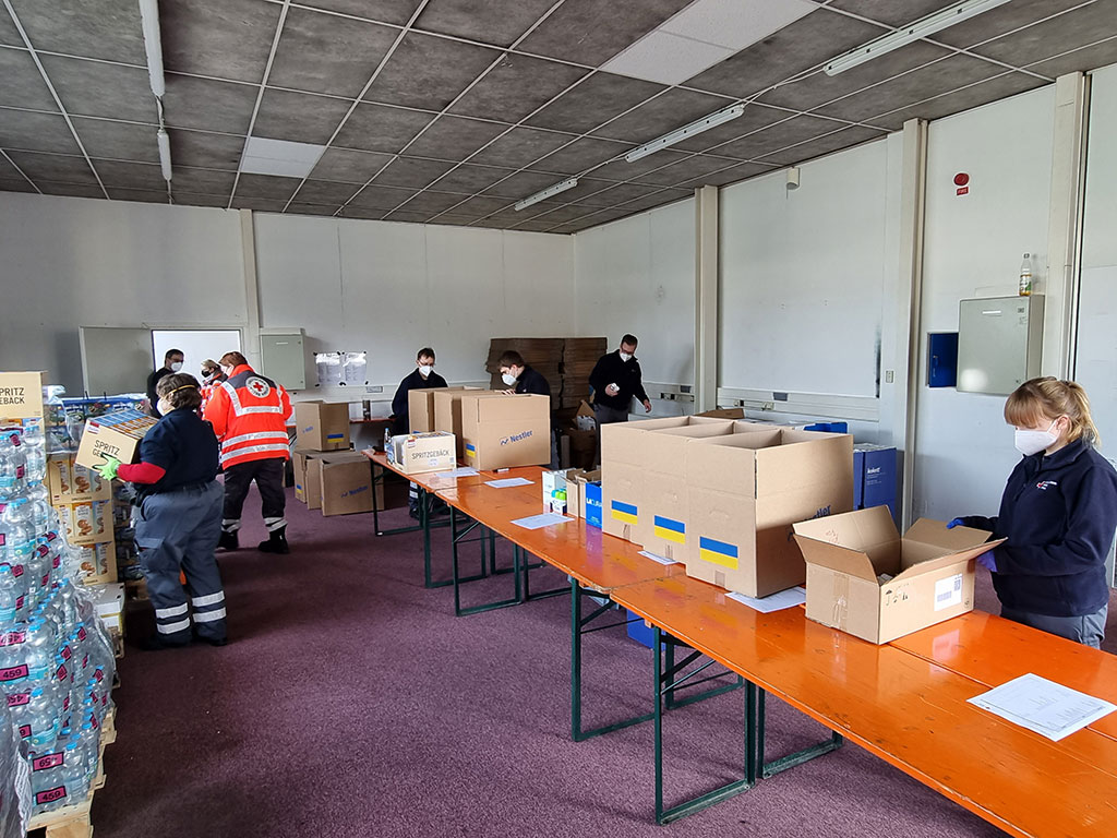 DRK-Mitarbeiter bereiten die Ausgabe von Care-Paketen vor