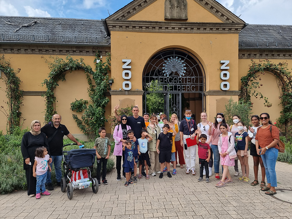 Gruppenbild: Geflüchtetet Familien vor dem Eingang des Heidelberger Zoos