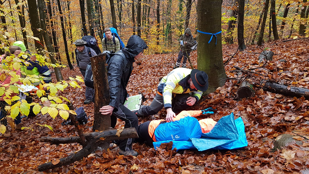 Bergung einer verletzten Person nach Sturz im Wald.