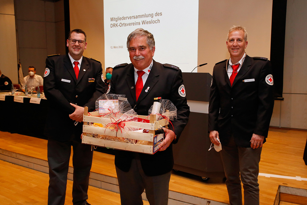 Der neue Vorsitzende Dr. Mario Strammiello (links),  der bisherige Vorsitzende Dr. Roland Münz-Berti  mit einem Geschenkkorb und der 2. Vorsitzende Dr. Stefan Schneider (rechts).