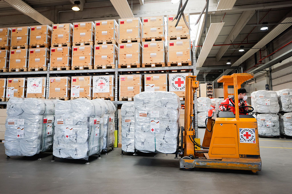 Verladung der Güter im Logistikzentrum des DRK in Schönefeld / Brandenburg