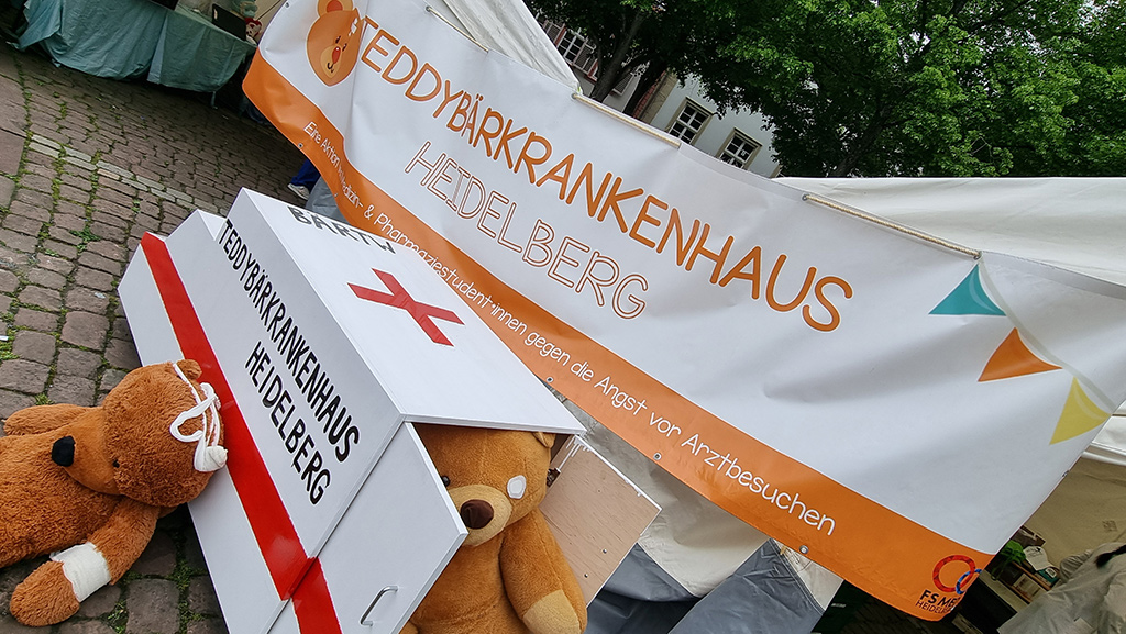 Teddybären vor einem Banner mit der Aufschrift Teddybärenkrankenhaus Heidelberg