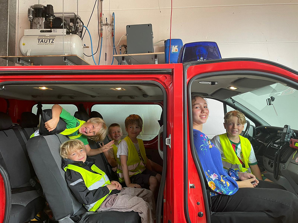 Kinder in einem DRK-Fahrzeug