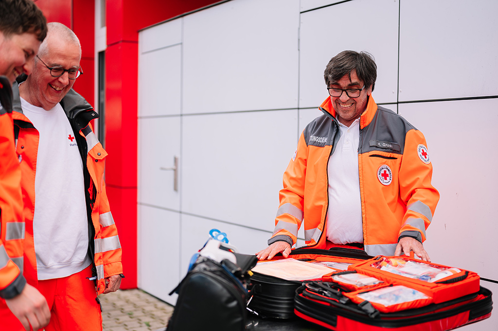 Hugo Groß mit zwei Kollegen
