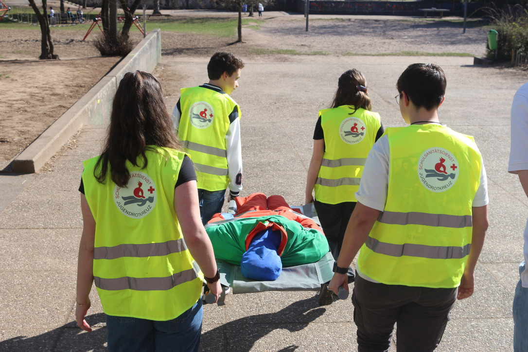 Jugendliche tragen zur Übung eine Trage