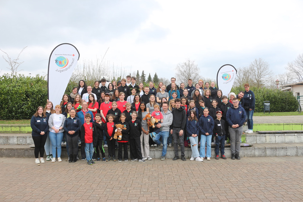 Gruppenbild mit allen Teilnehmenden beim JRK-Kreisentscheid 2025