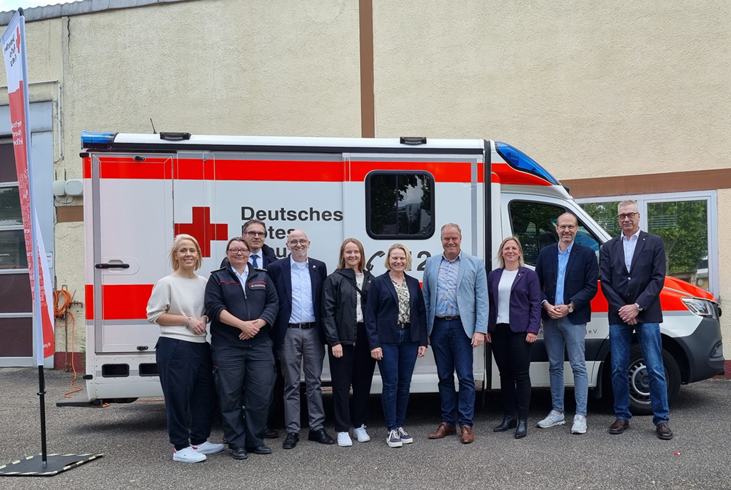 Gruppenbild mit Vertreterinnen und Vertretern aus Landes-, Kommunal- und Stadtpolitik und des DRK Heidelberg