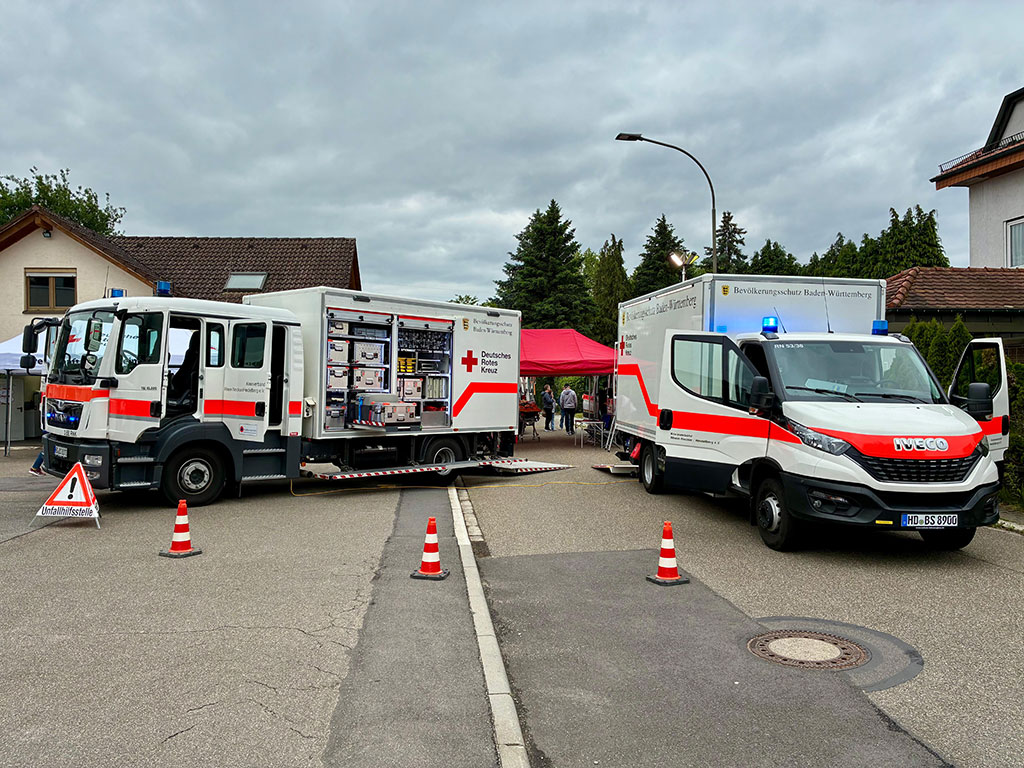 Geparkte DRK-Fahrzeuge