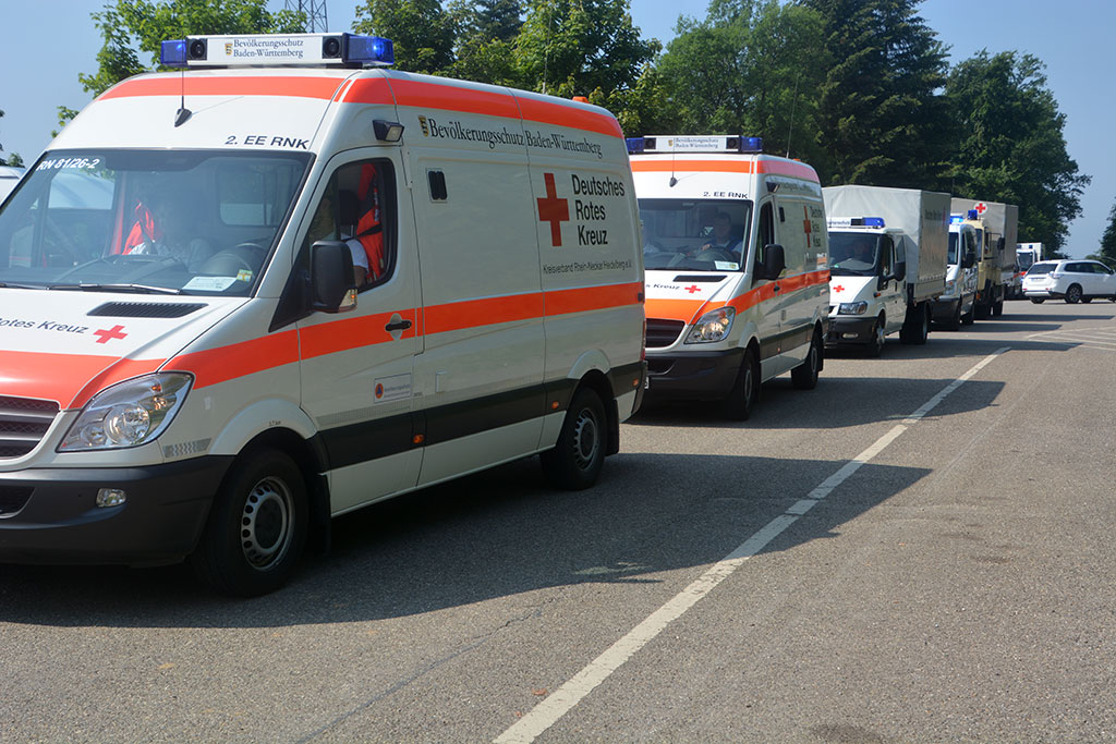 Mehrere Fahrzeuge des DRK fahren im Konvoi