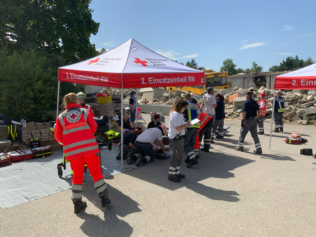 DRK-Mitarbeiter bei einer Überdachung der 2. Einsatzeinheit
