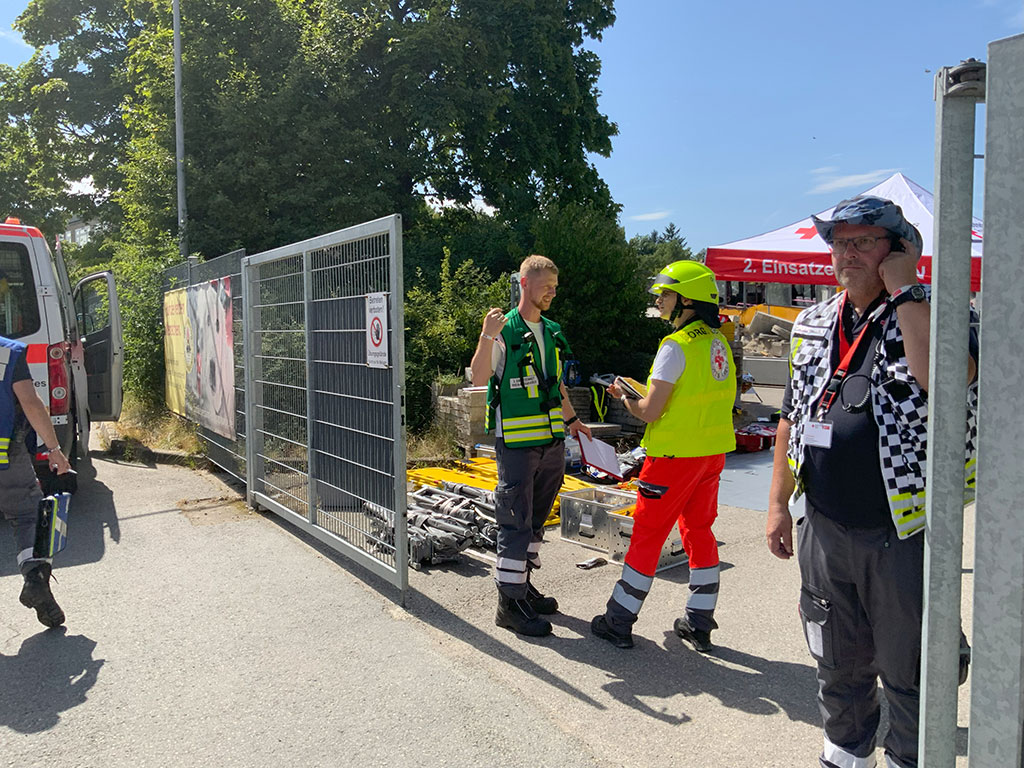 Zwei Mitarbeiter des Organisationsteams unterhalten sich