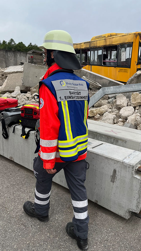 DRK-Mitarbeiter der 1. Einsatzeinheit mit Schutzhelm