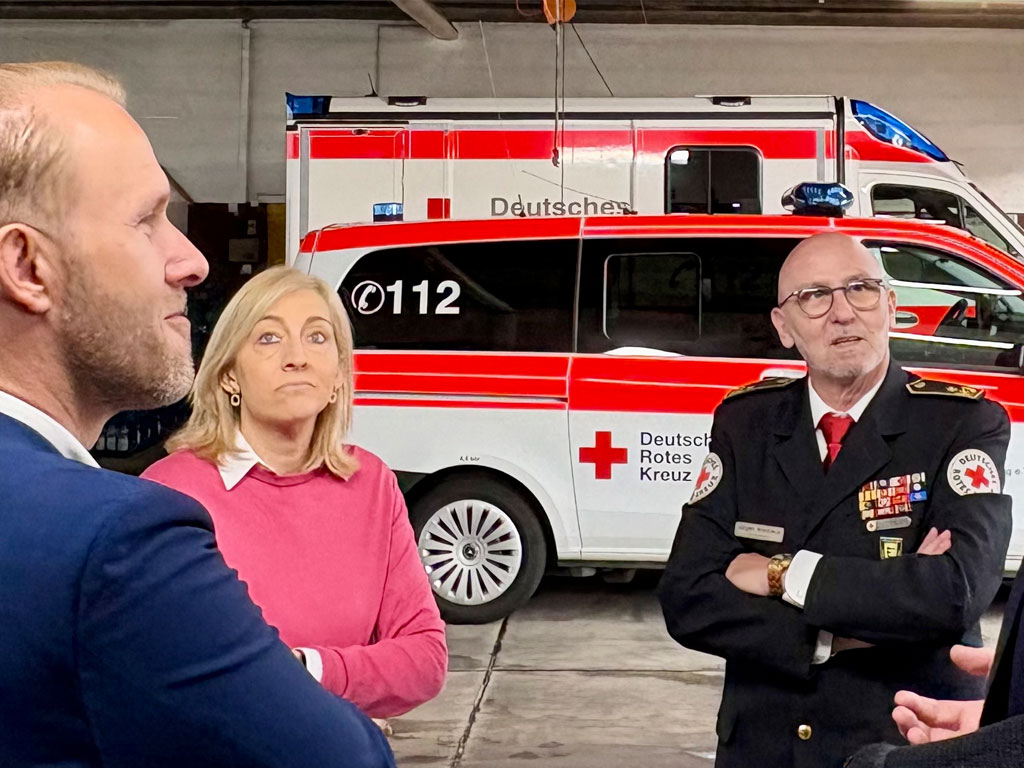 Bundesministerin Nina Warken im Gespräch mit Marco Siesing, Oberbürgermeister Sinsheims,  und DRK-Präsident Jürgen Wiesbeck