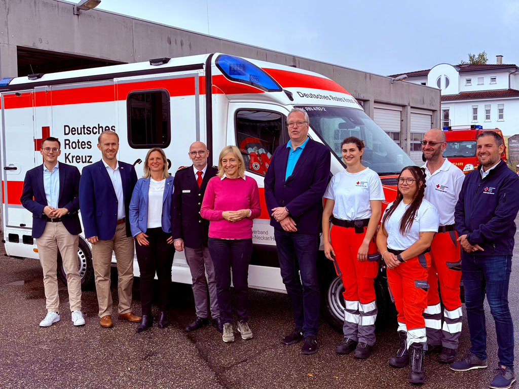 Gruppenbild mit der Bundesministerin Nina Warken, Marco Siesing, Oberbürgermeister Sinsheims, DRK-Präsident Jürgen Wiesbeck, Caroline Falk, DRK Kreisgeschäfstführerin, Albrecht Schütte MdL und DRK-Mitarbeiter-Innen